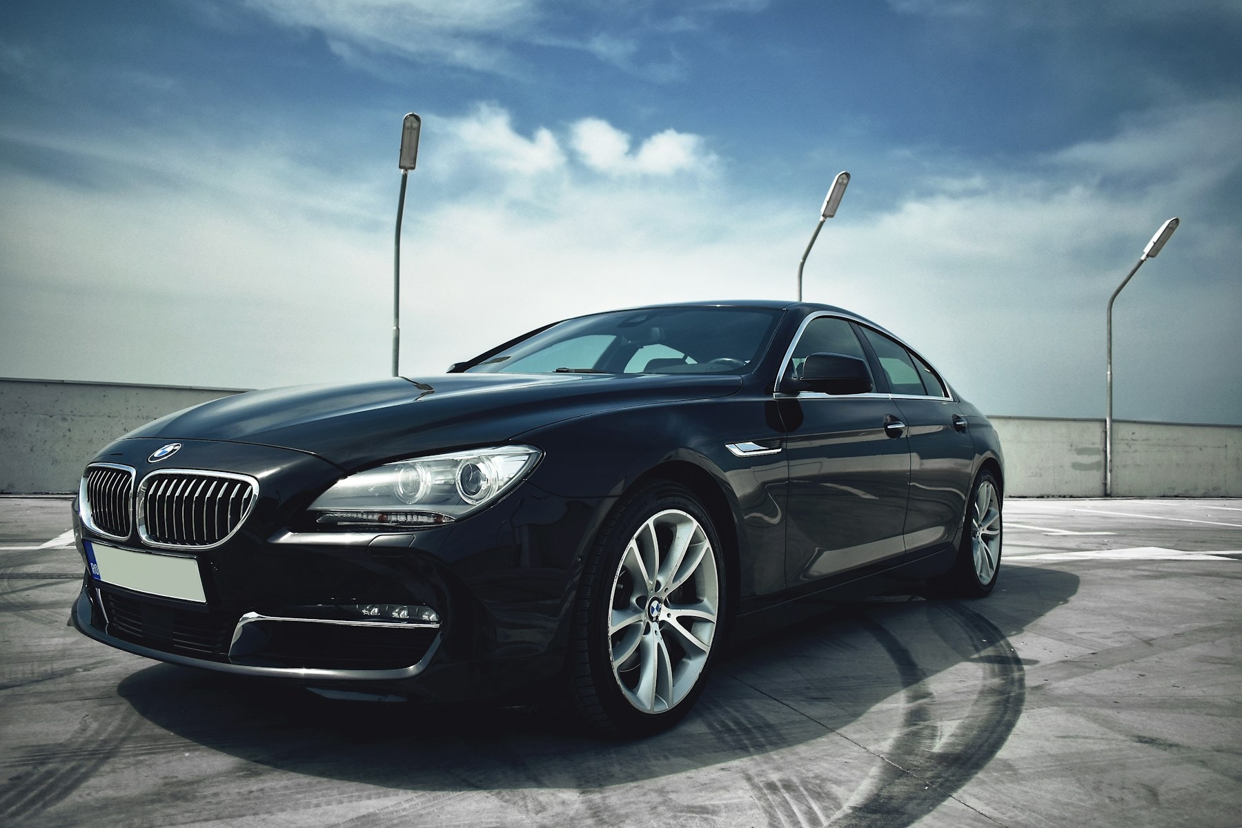 BMW fotografata in un contesto urbano